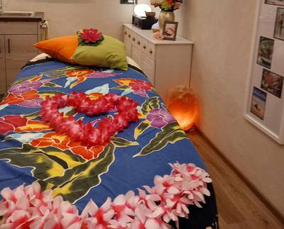 Massageliege vorbereitet für eine Lomi Lomi Nui Massage